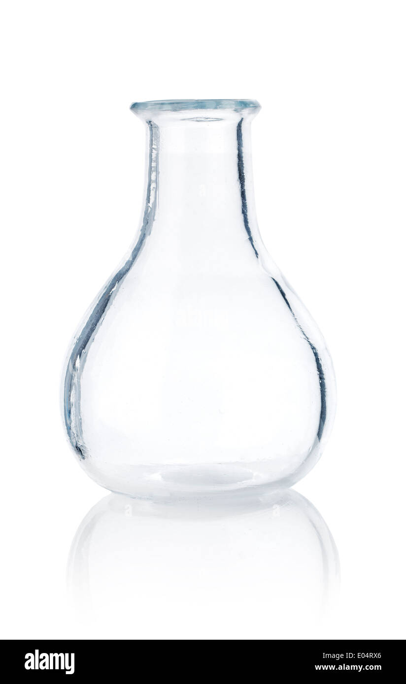 Vecchio vuoto bottiglia di vetro sulla superficie riflettente. Foto Stock