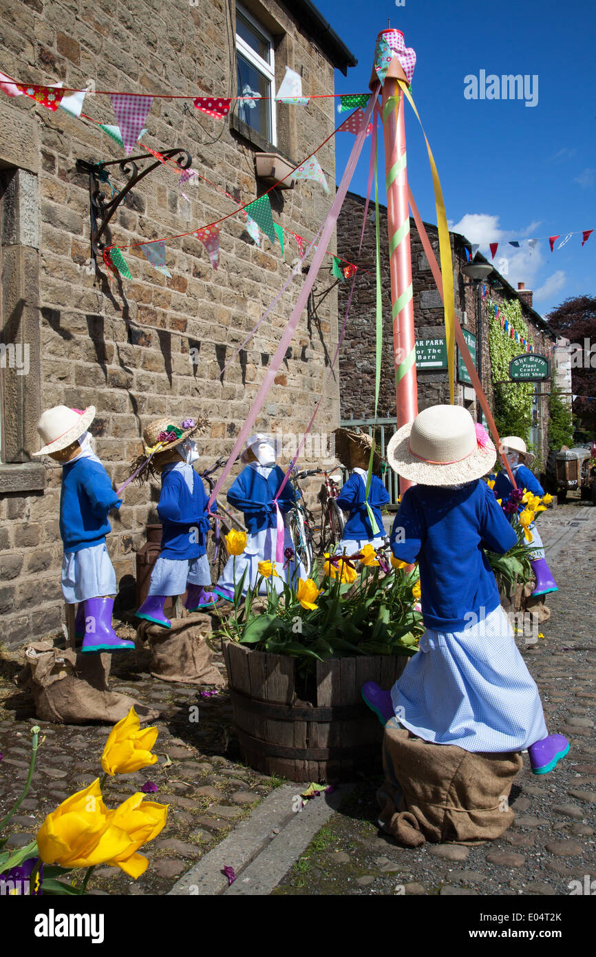 Maypole e ballare in uniforme scuola bambini tableau o tableaux al Bank Holiday Bikes & Barrows Festival. Maggio Day Bank fine settimana di festa di paglia decorato bambini figure nel pittoresco villaggio di Scorton, vicino Lancaster. Foto Stock