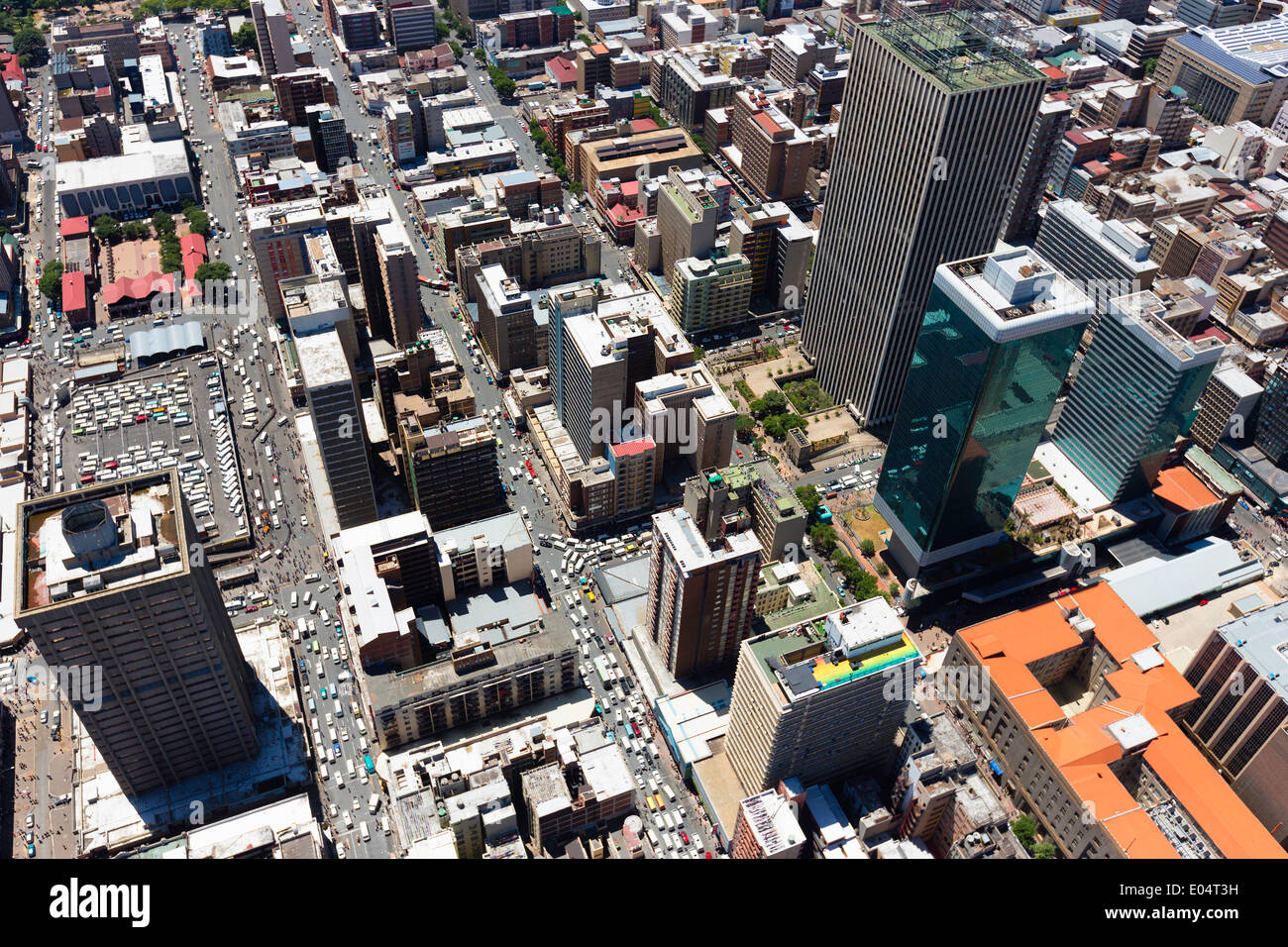 Vista aerea di Jeppe Street, Johannesburg Central Business District, con il grattacielo torri di marmo Sanlan Center building. Foto Stock