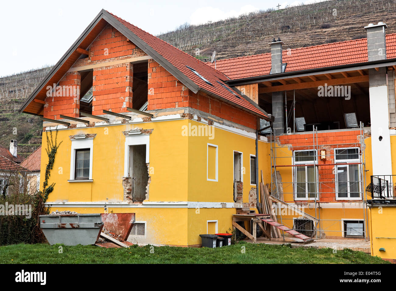 Ristrutturazione e ampliamento di opere a nella vecchia casa gialla, Umbau und Erweiterungsarbeiten am einem alten Gelbe Haus Foto Stock