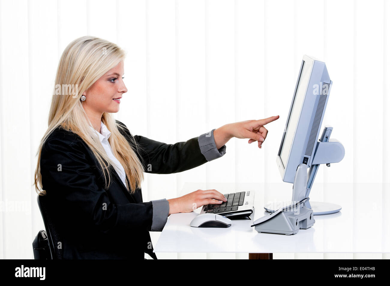 Giovane donna con il computer in ufficio., Junge Frau mit Computer im Buero. Foto Stock