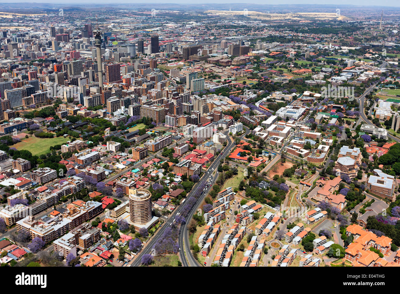 Vista aerea della M1 De Villiers Graaff autostrada è una grande autostrada a Johannesburg, Sud Africa Foto Stock