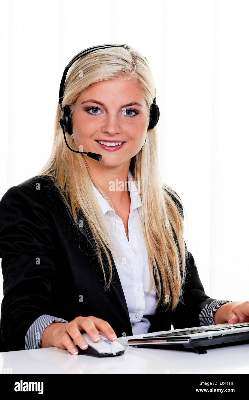 Giovane Donna con cuffie e computer con hotline., Junge Frau mit Headset und Computer bei Hotline. Foto Stock