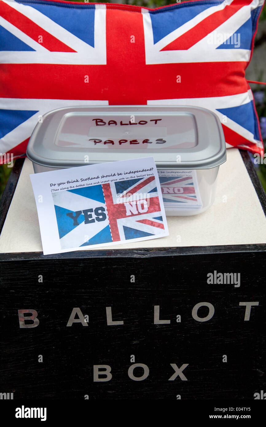 Scorton, Lancashire il 2 maggio, 2014. Sì o No referendum di indipendenza invito presso la Bank Holiday Bikes & carriole Festival. Giorno di maggio weekend festivo ornato di biciclette e carretti nel pittoresco villaggio di Scorton, vicino a Lancaster. Migliaia di persone sono attese per visitare Scorton a partecipare a eventi e vedere un sacco di biciclette decorate e carriole in tutto il villaggio. Lo scorso anno ci sono stati quasi un centinaio di sul display con il sollevamento di vitale importanza fondi per progetti che permettano di mantenere il tessuto della vita del villaggio e di preservare la sua identità e il suo fascino. Credito: Mar fotografico/Alamy Live Foto Stock