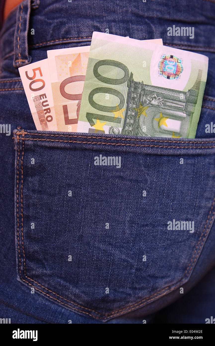 Cinquanta e cento euro banconote nella tasca di un jeans blu Foto Stock