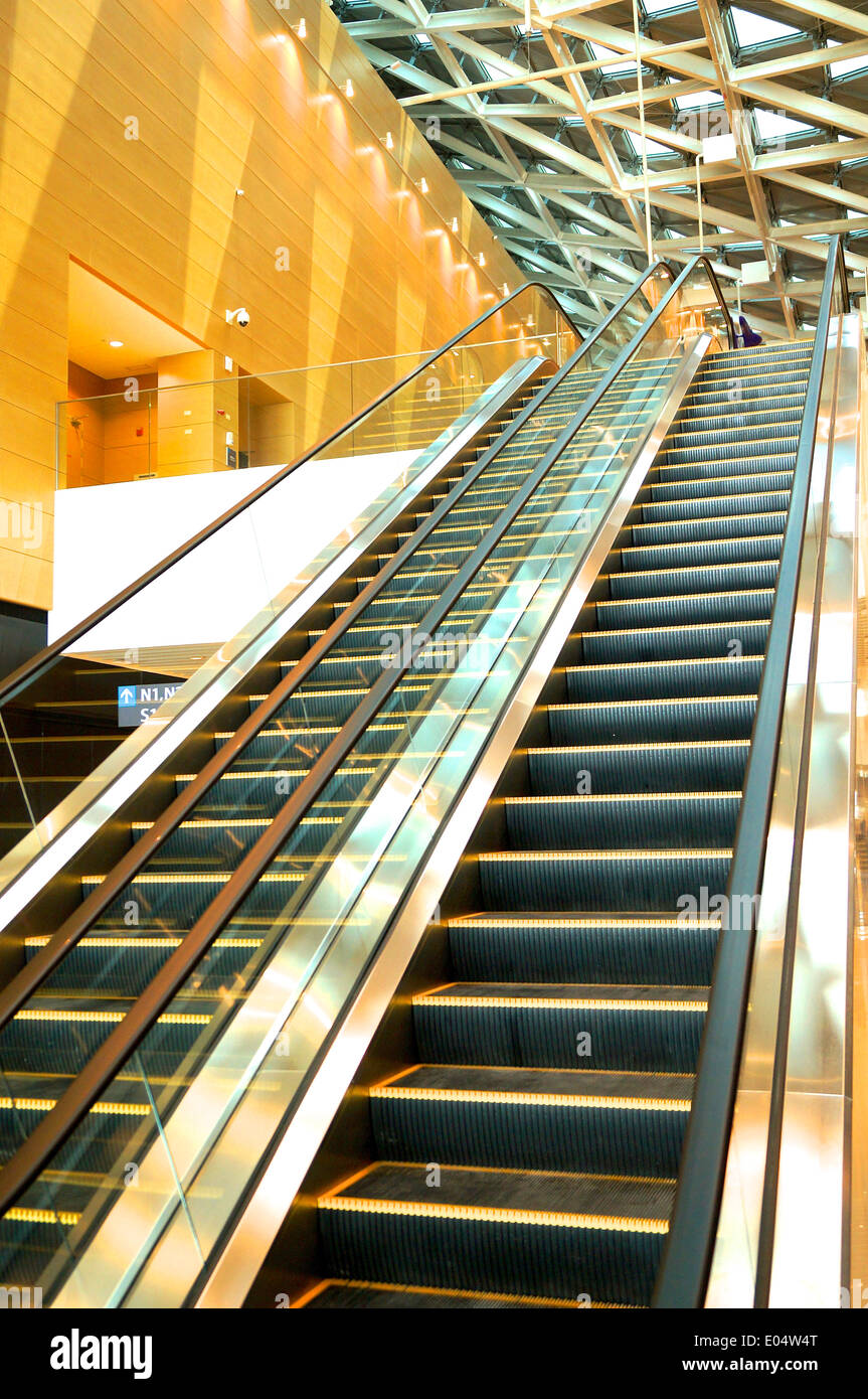 Escalator presso la stazione della metropolitana Foto Stock