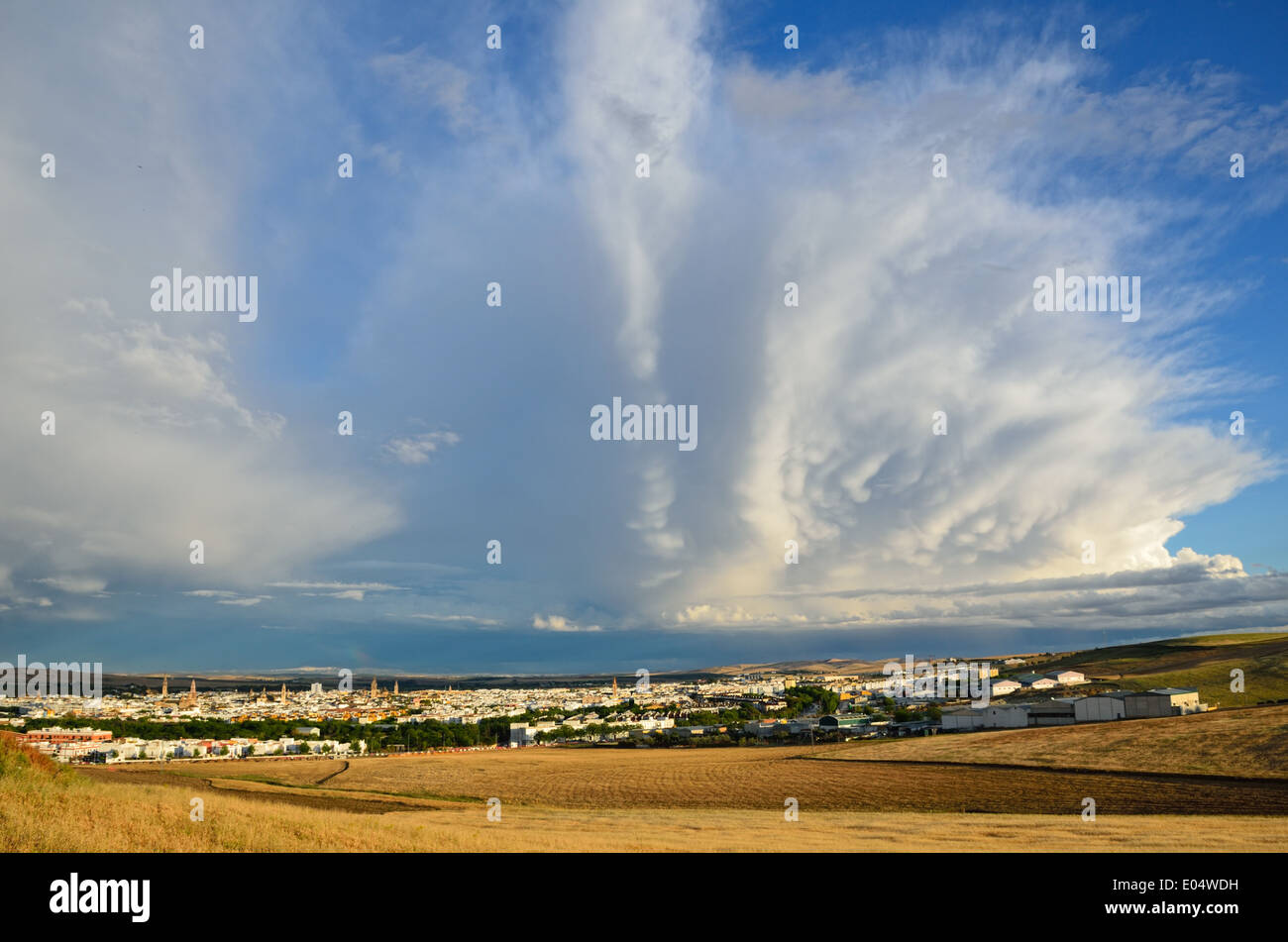 Il cielo di primavera al di sopra della pianura in spagnolo Foto Stock