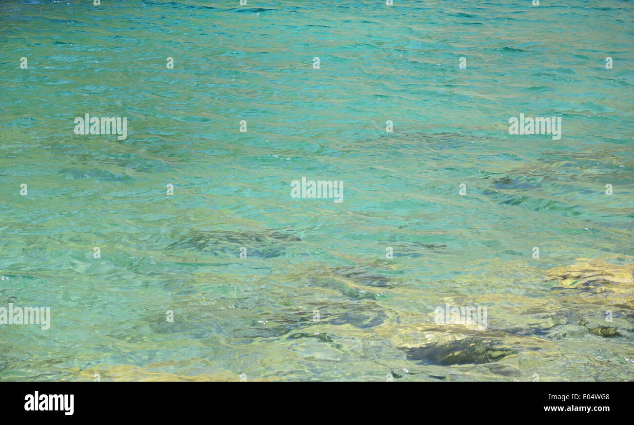 Chiare acque del lago di montagna Foto Stock