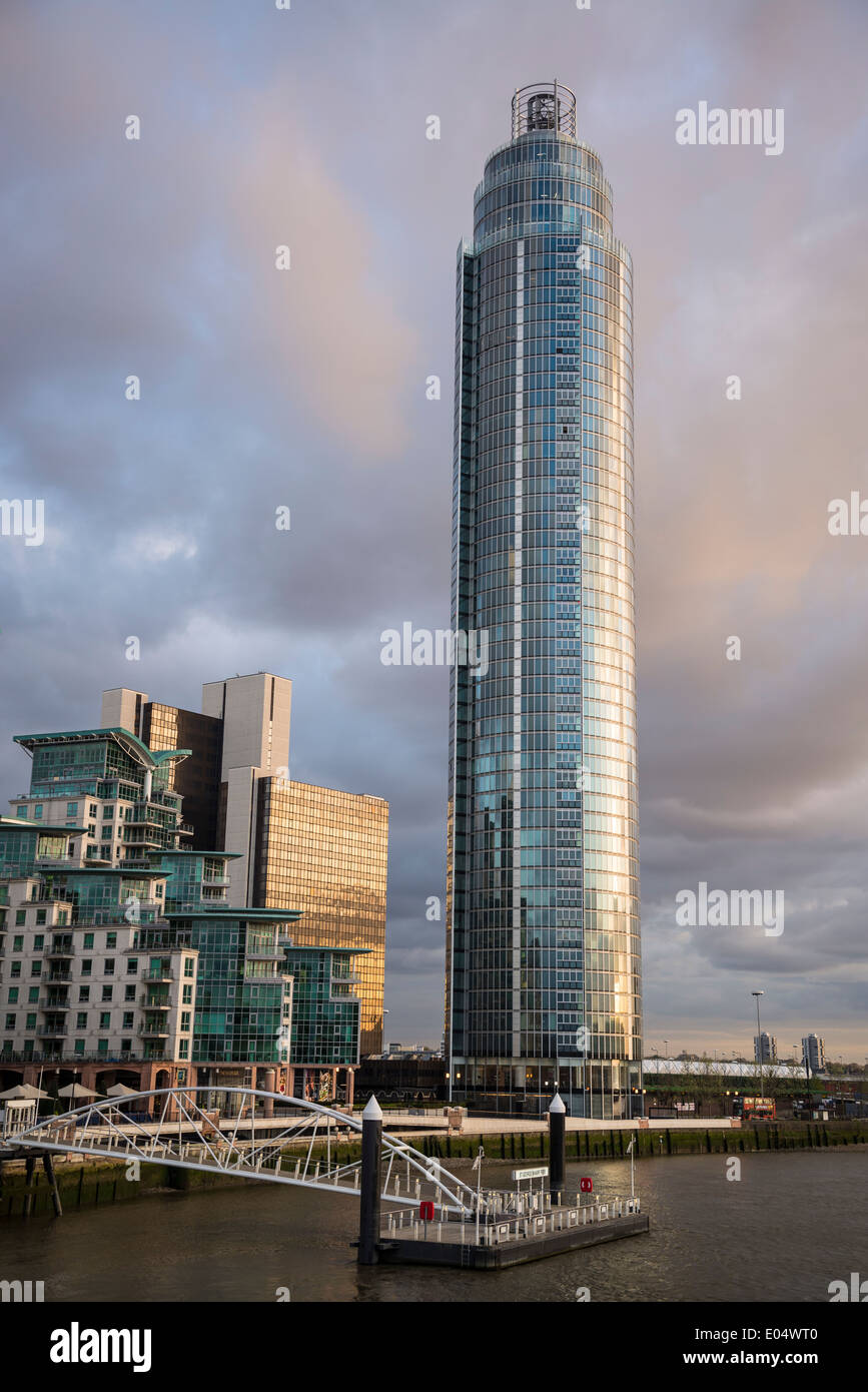 St George's Wharf e St George torre residenziale di lusso sviluppi, Vauxhall, London, Regno Unito Foto Stock