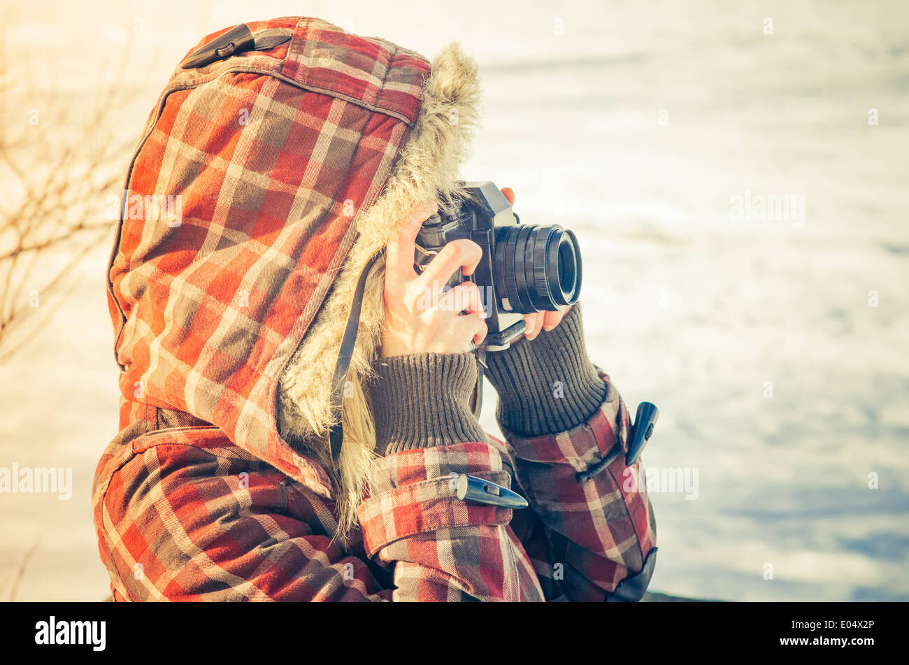 Donna fotografo con retro foto fotocamera Outdoor Lifestyle concetto natura invernale sullo sfondo Foto Stock
