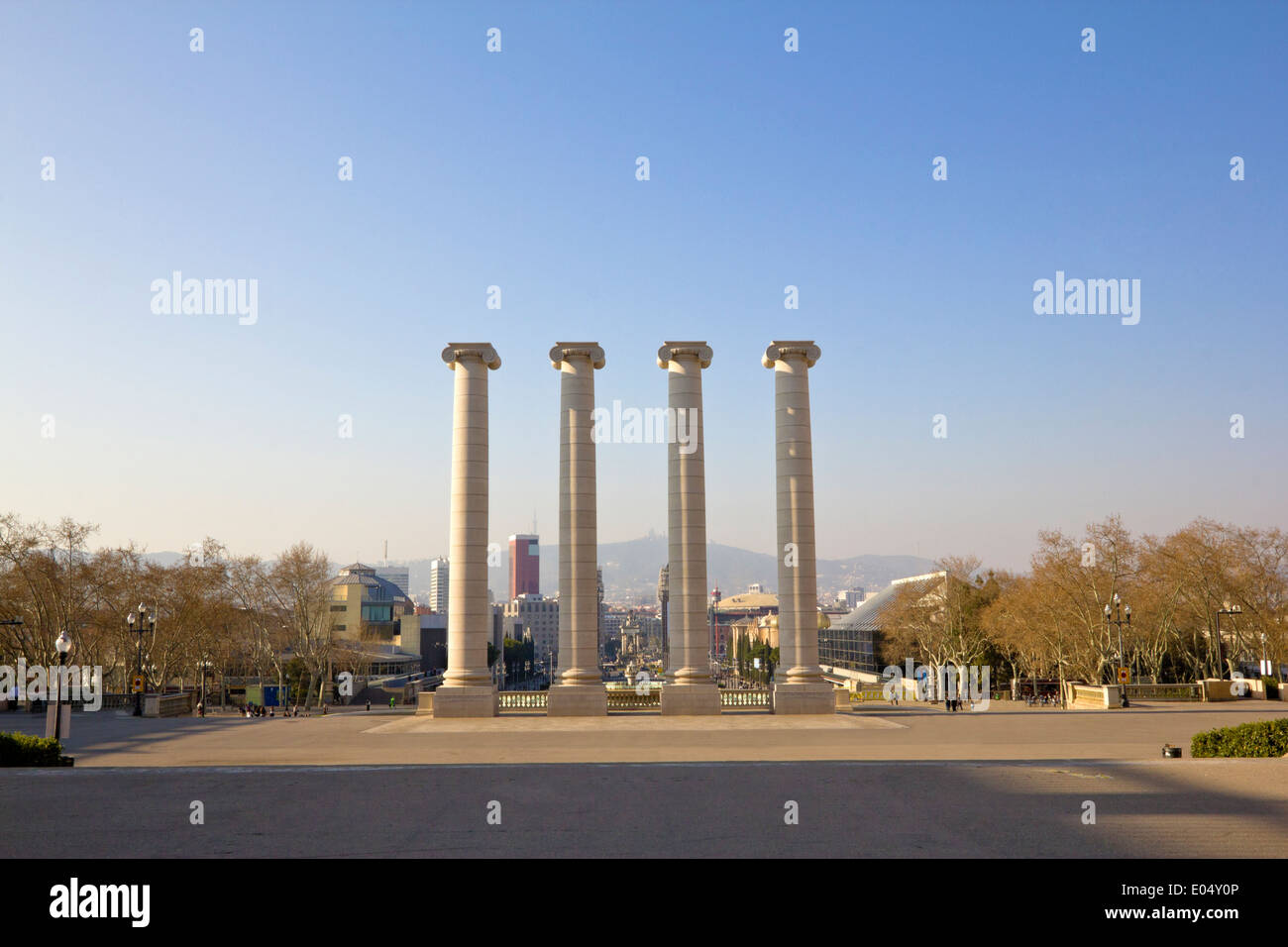 Quattro colonne dell'architetto Puig i Cadafalch a Montjuic, Barcellona (Spagna) Il monumento che rappresenta una bandiera catalana Foto Stock