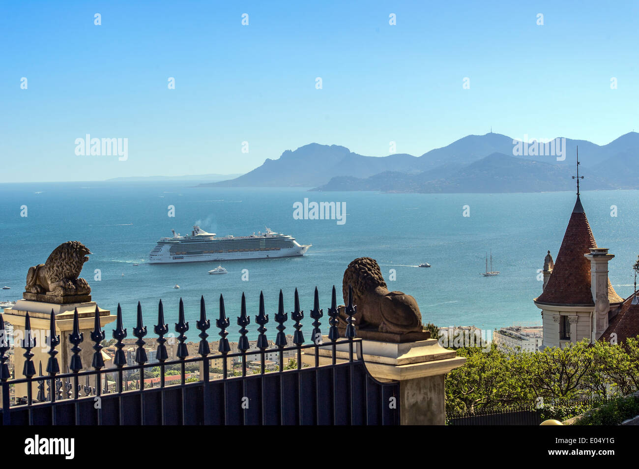 L'Europa, Francia, Alpes-Maritimes, Cannes. La nave di crociera nella baia di Cannes. Foto Stock