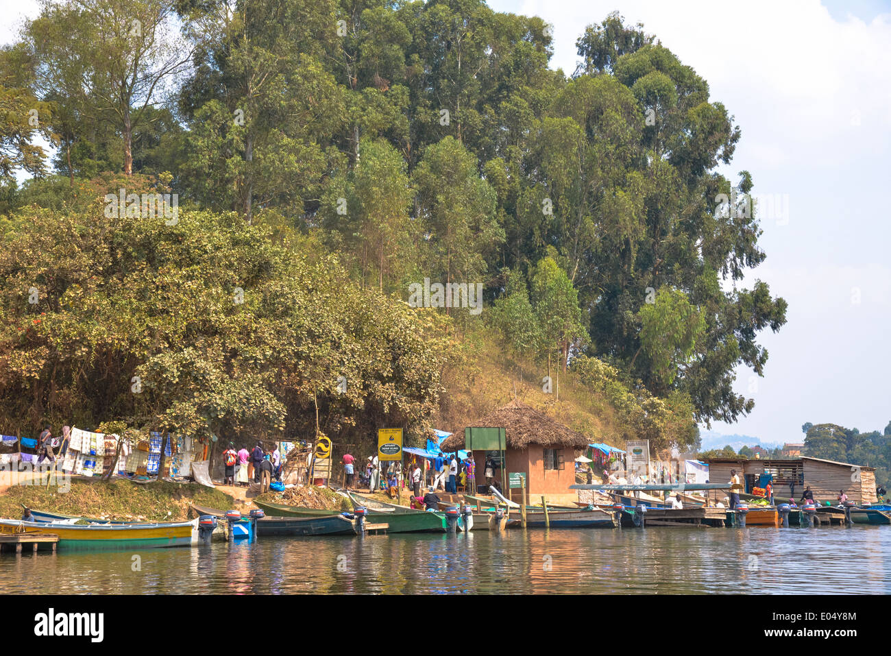 Mercato a riva del lago di bunyonyi e il cratere del lago, Uganda, Africa Foto Stock