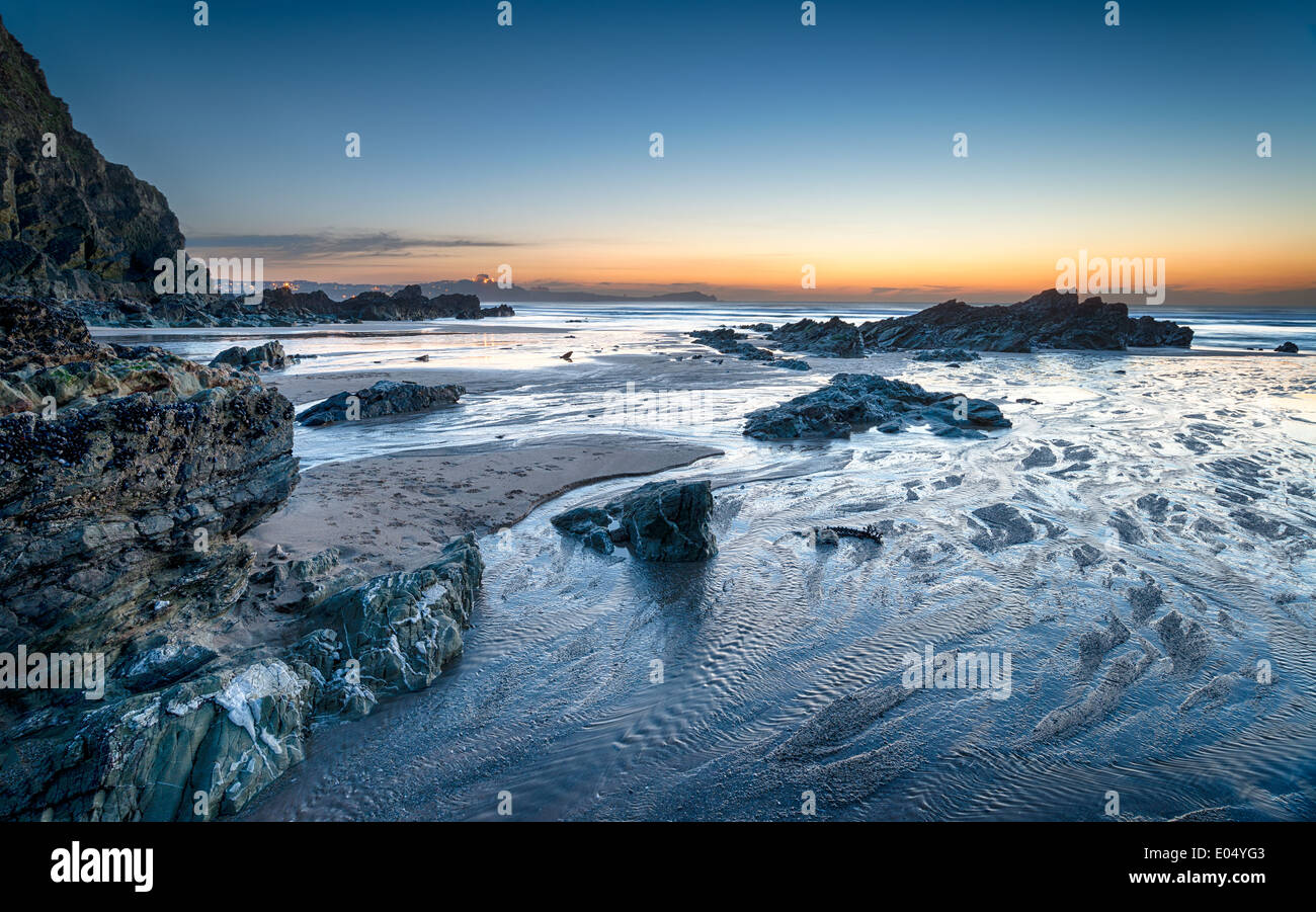 Tramonto su Lusty Glaze beach a Newquay in Cornovaglia Foto Stock