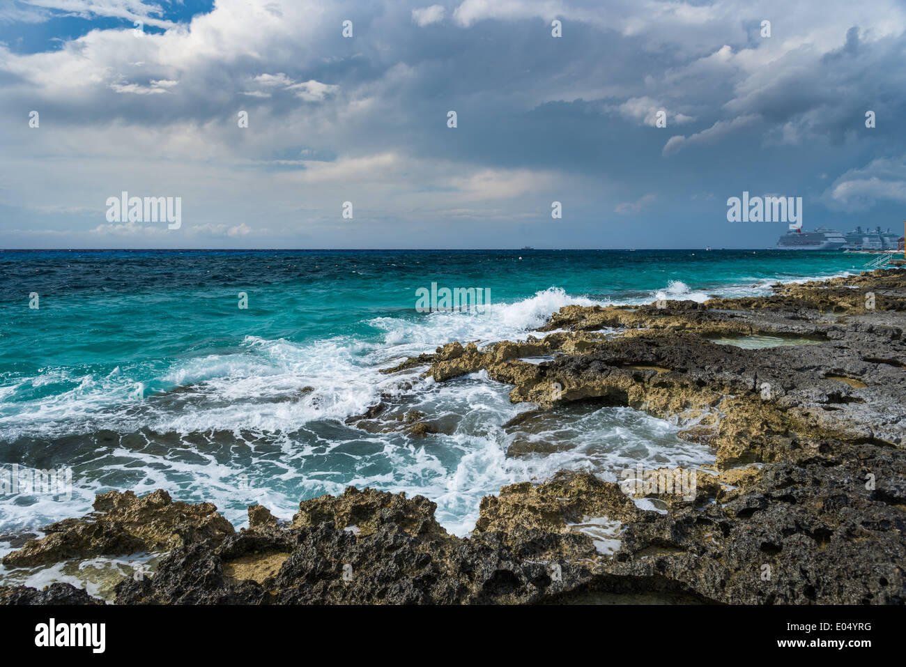 Le onde battono reef rocce lungo un beach resort. Cozumel, Messico. Foto Stock