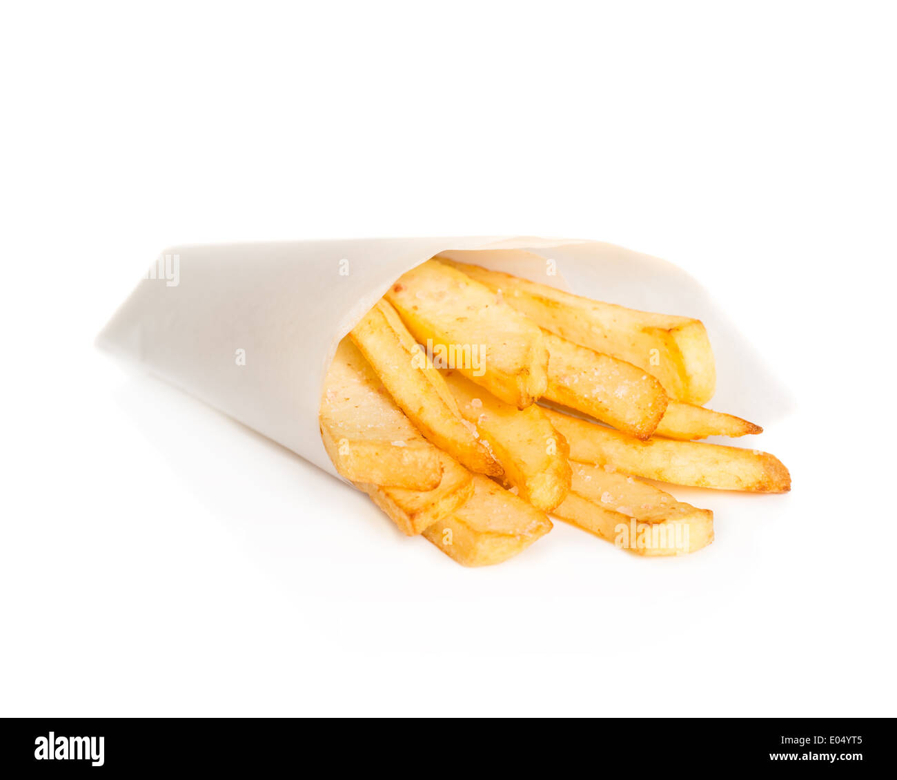 Cono di chunky patatine fritte nel cono di carta su sfondo bianco Foto Stock