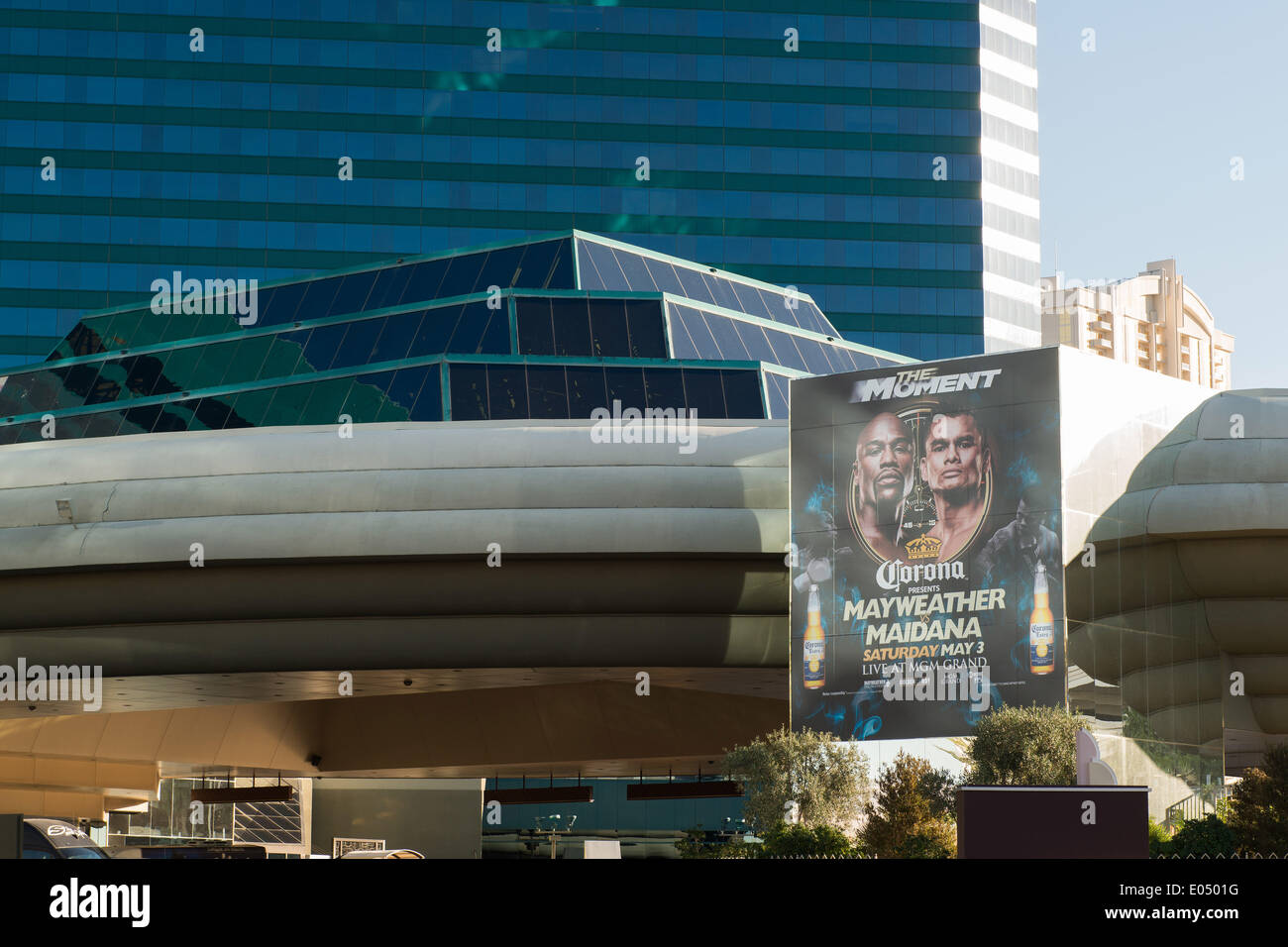 Las Vegas, Nevada, USA. Il 2 maggio 2014. L'ingresso al MGM Grand Hotel Casino - Las Vegas. Visto con un grande annuncio per il 3 maggio 2014 Lotta tra Floyd Mayweather e Marcos Maidana Credito: MeonStock/Alamy Live News Foto Stock