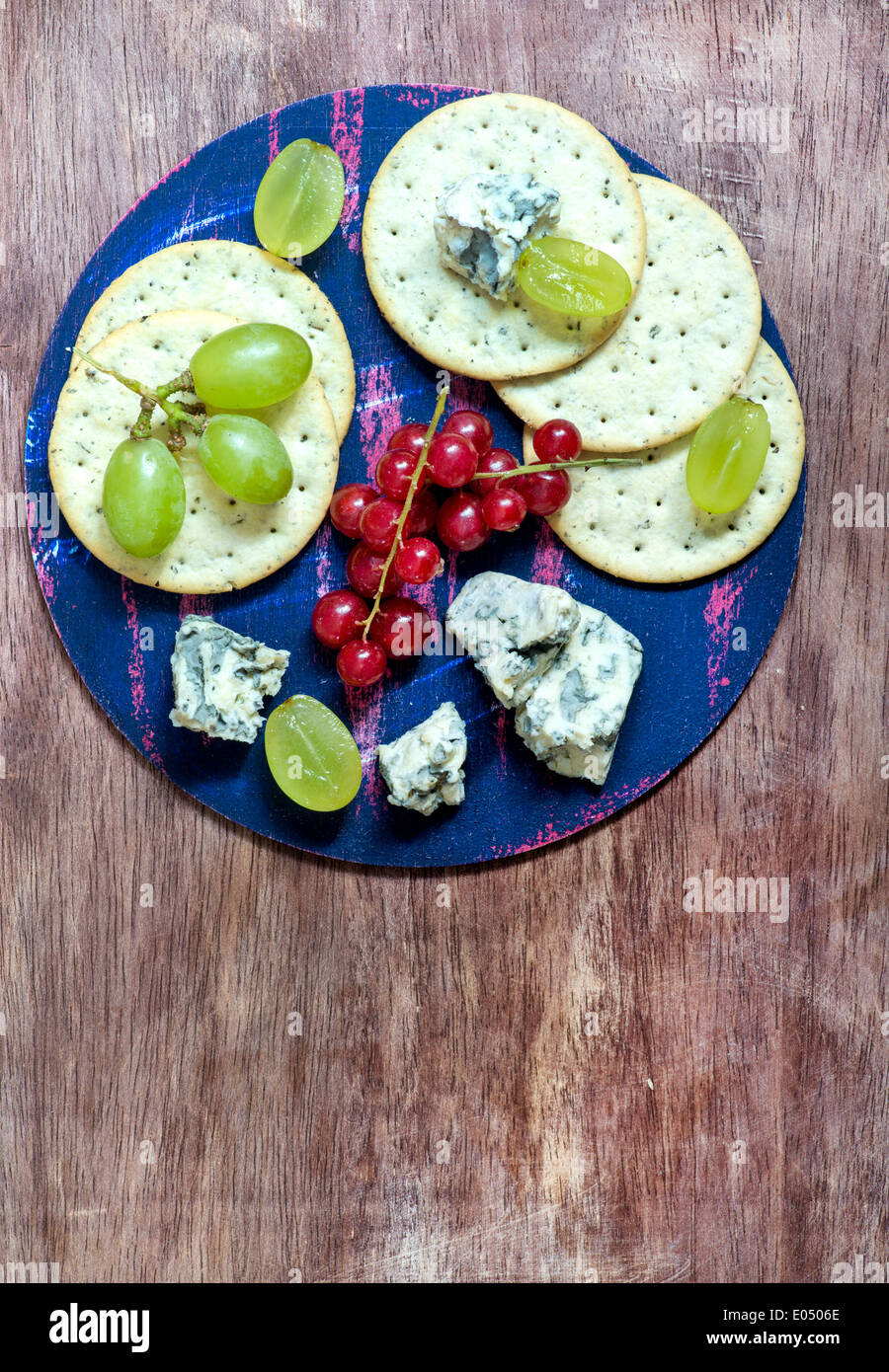 Blue formaggio e cracker con frutti sulla tavola di legno, overhead Foto Stock