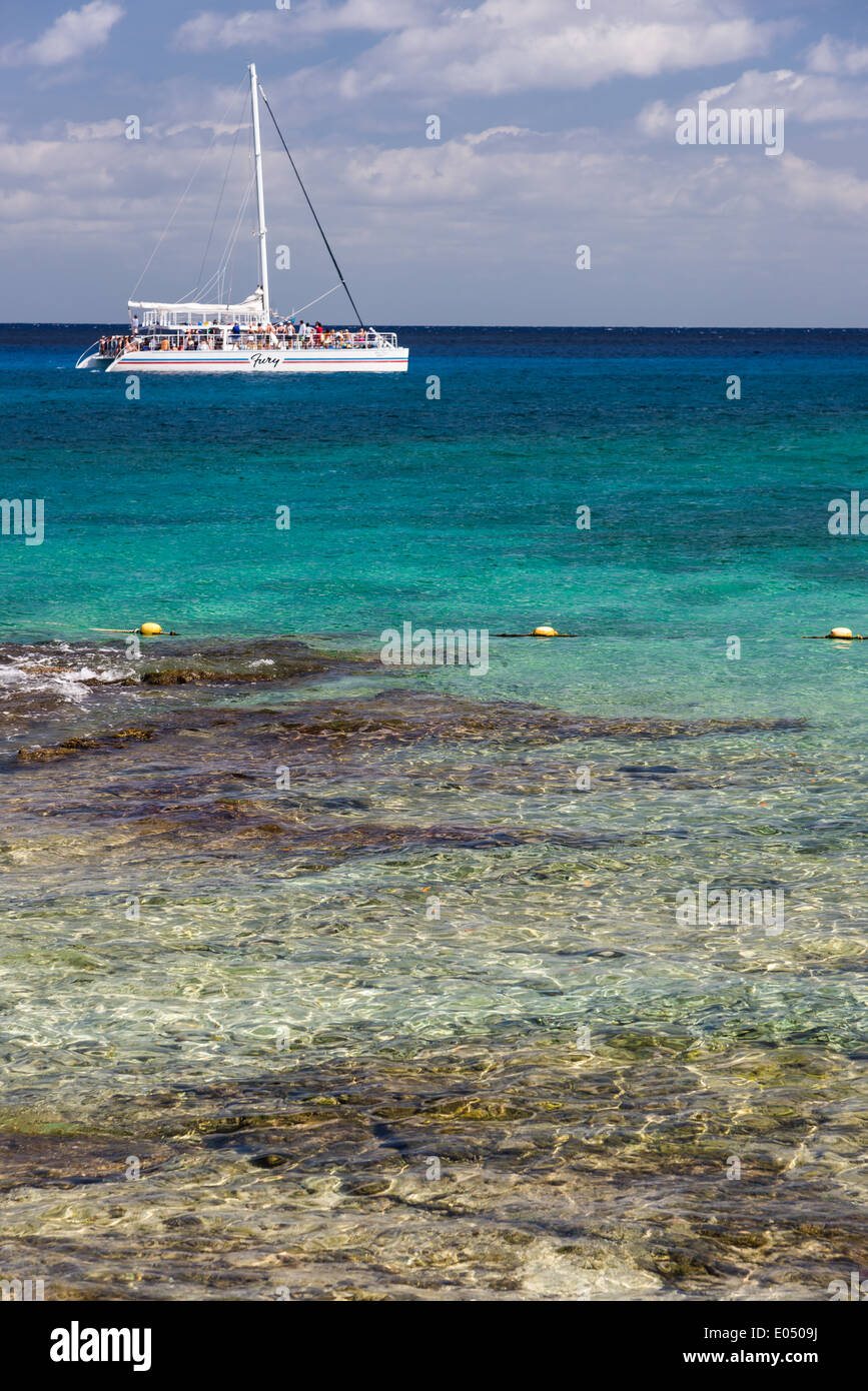 Una imbarcazione a vela in acqua blu. Cozumel, Messico. Foto Stock