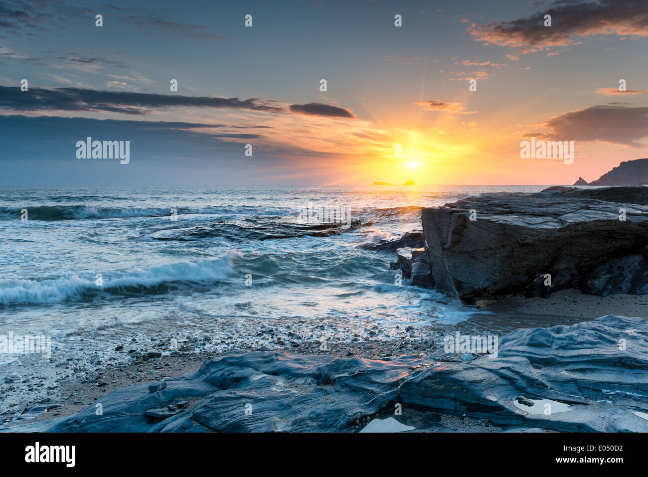 Il tramonto e le onde a Booby's Bay una piccola baia a nord di Constantine Bay vicino a Padstow in Cornovaglia Foto Stock