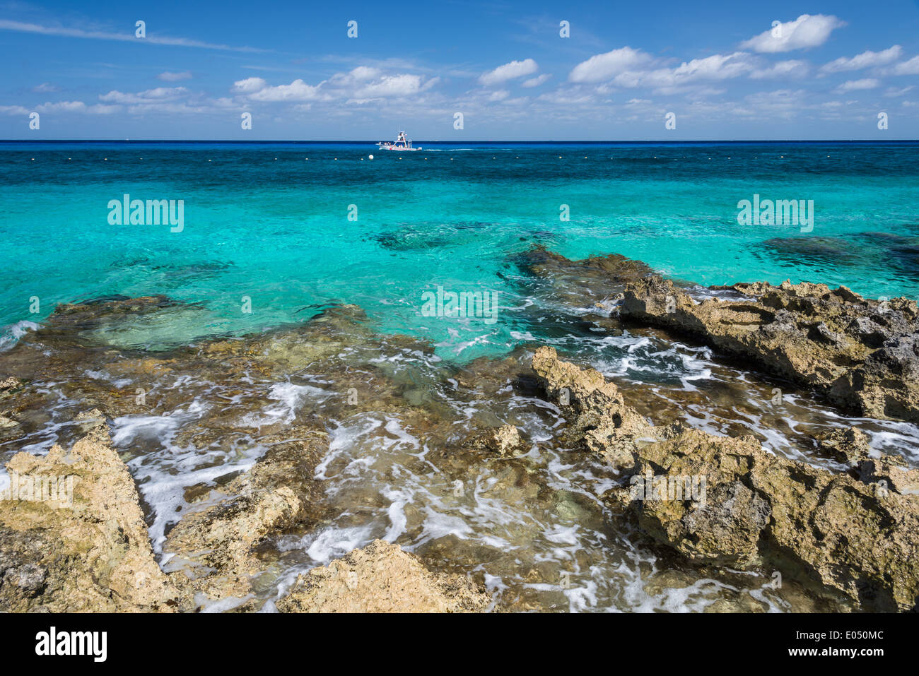 Reef rocce intorno un resort di lusso. Cozumel, Messico. Foto Stock