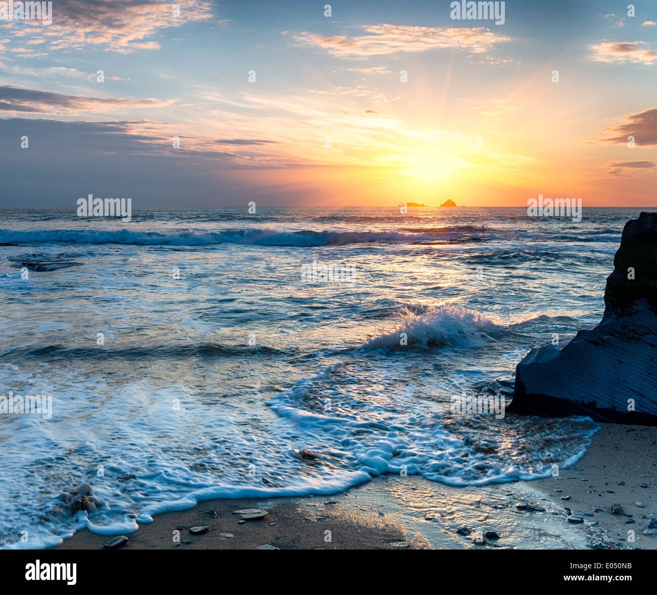 Il tramonto e le onde a Booby's Bay una piccola baia a nord di Constantine Bay vicino a Padstow in Cornovaglia Foto Stock