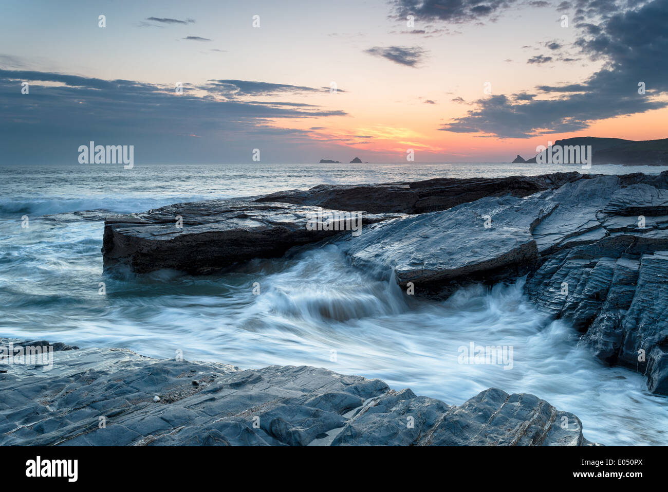 Il tramonto e le onde a Booby's Bay una piccola baia a nord di Constantine Bay vicino a Padstow in Cornovaglia Foto Stock