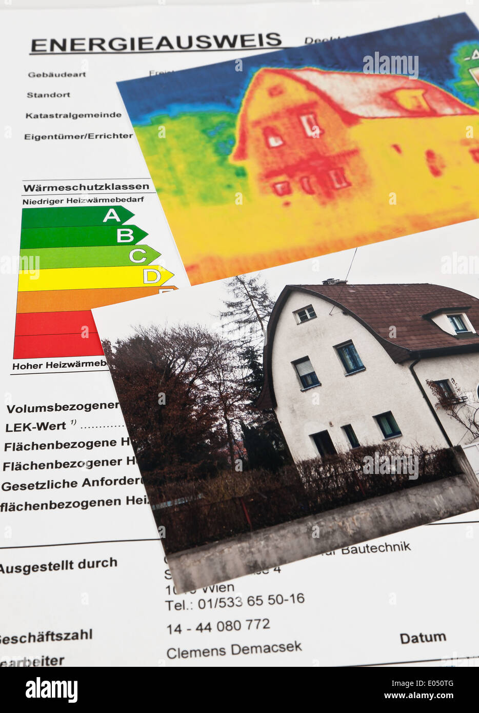 Per il risparmio di energia da isolamento termico. Casa a caldo con foto della fotocamera scatta una foto., Energie sparen durch Waermedaemmung. Haus mit Foto Stock