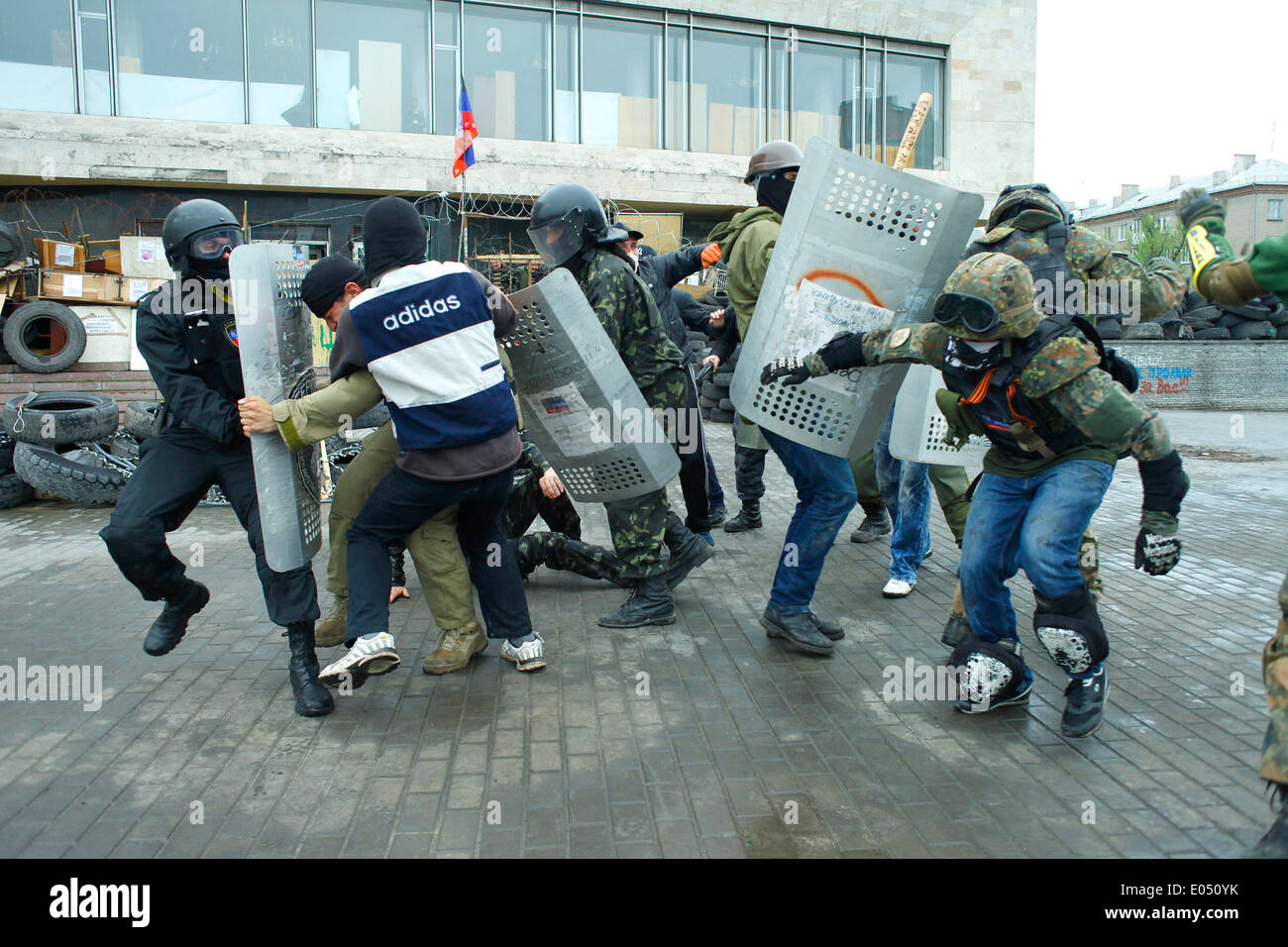 Donetsk, Ucraina. Il 2 maggio 2014. Un gruppo di giovani militiants russa durante la guerriglia urbana la formazione di fronte la barricata in Donetsk, il loro leader ha assunto il nome di guerra di Naruto. Donetsk 02/05/2014. Credito: Cosimo Attanasio/Alamy Live News Foto Stock