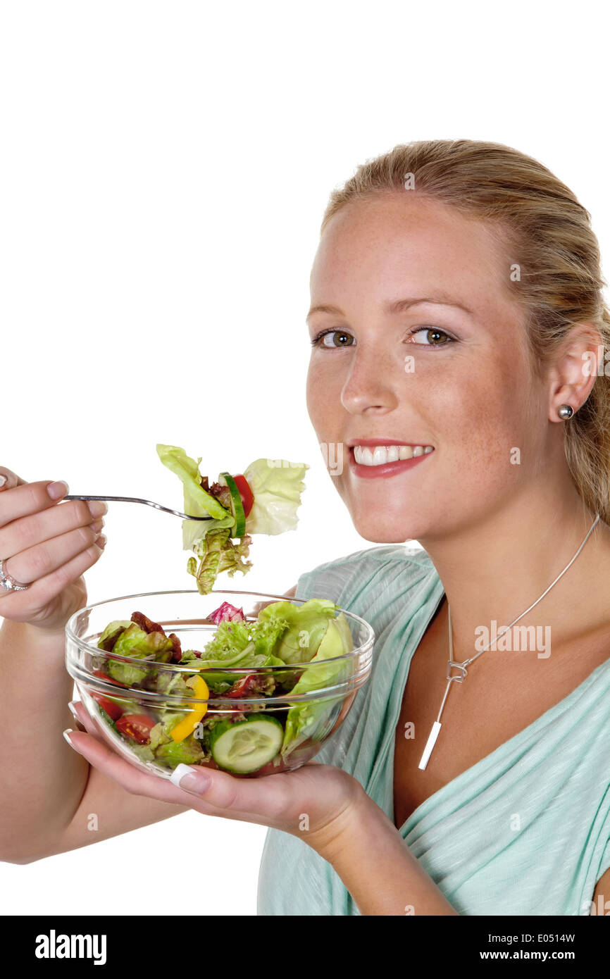 Una giovane donna mangia un insalata croccante in lunchbreak. Il cibo sano con vitamine., Eine junge Frau isst einen knackigen Salat in d Foto Stock