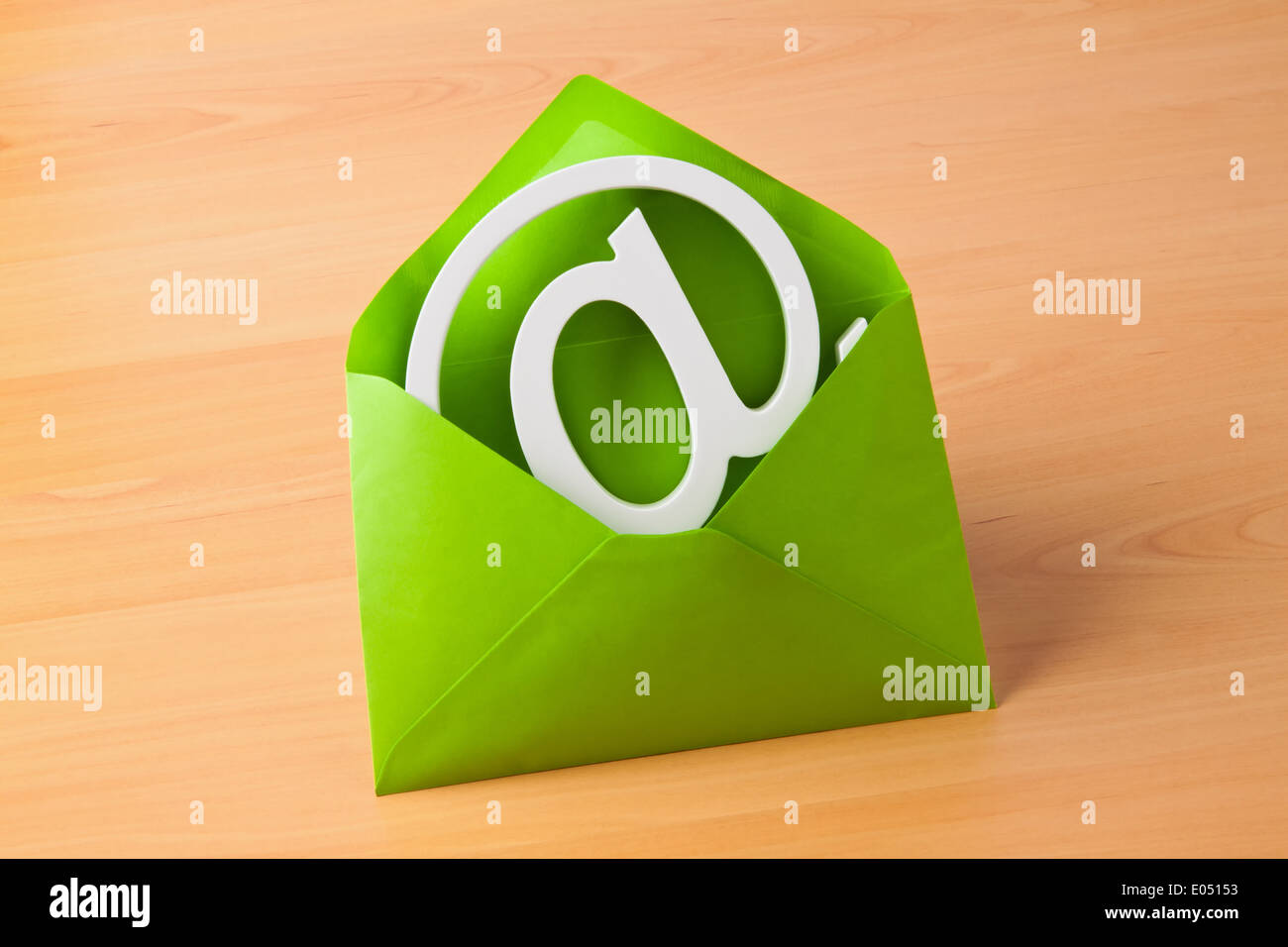 E-mail logo in una busta verde., Das e-mail Logo in einem gruenen Umschlag. Foto Stock