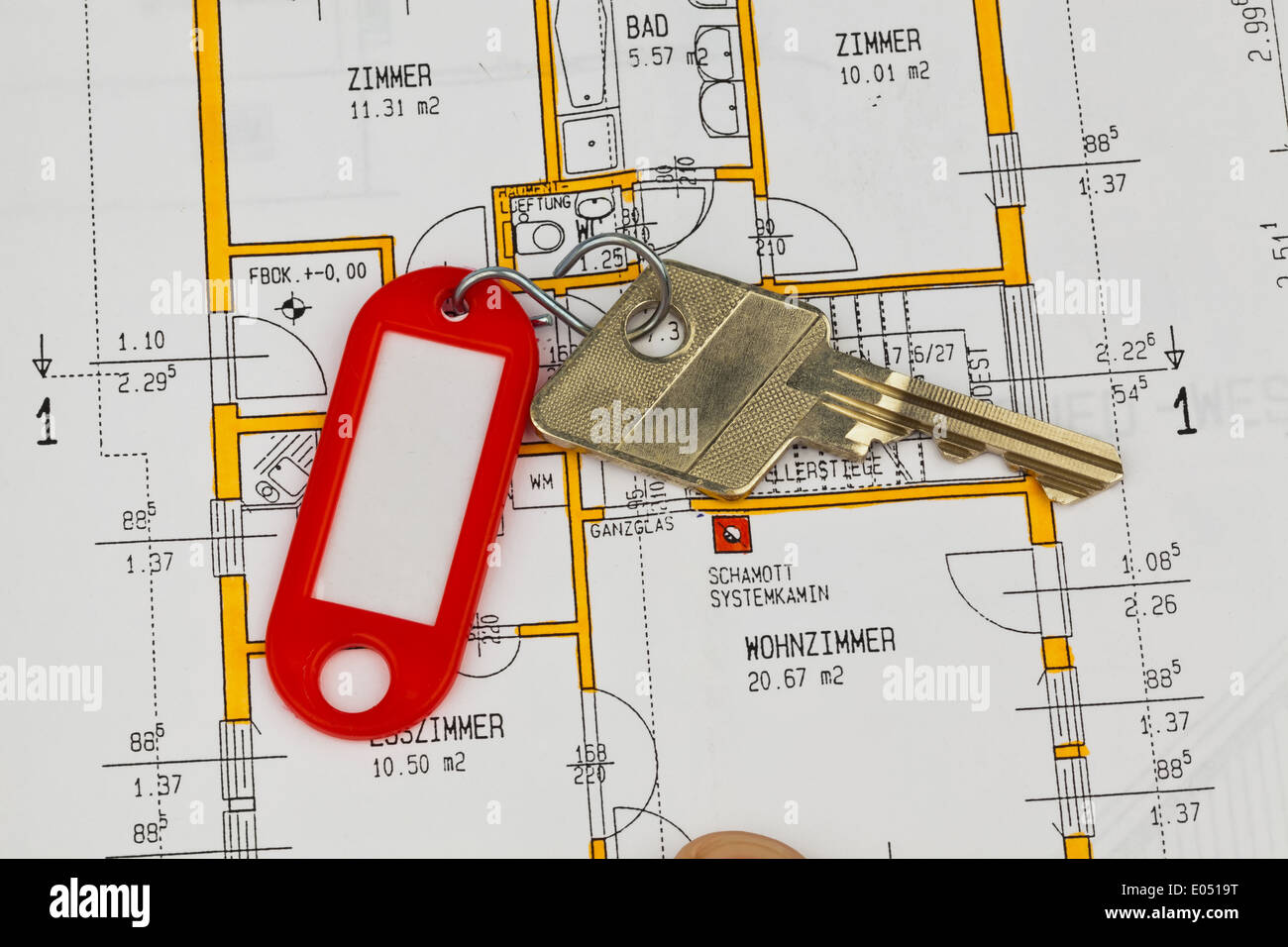La chiave di un piatto e un architetto ha il piano in tedesco. Con euromoney sembrano, Der Schluessel einer Wohnung und ein Bauplan nel Deuteronomio Foto Stock