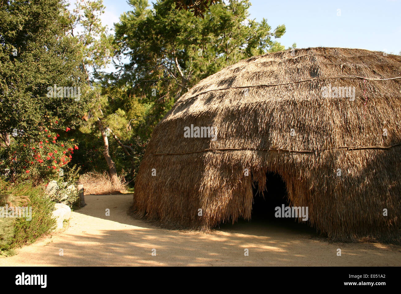 Gabrielino/Tongva dimora indiano ricreato a Heritage Park a Santa Fe Springs, CA Foto Stock