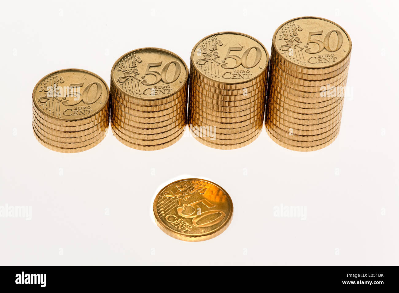 Alcune pile di euro di soldi monete su sfondo bianco, Einige Stapel von Euro Geld Muenzen auf weissem Hintergrund Foto Stock