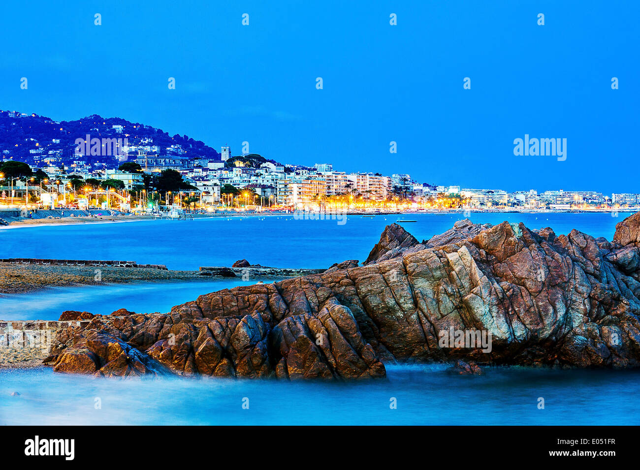 L'Europa, Francia, Alpes-Maritimes, Cannes. La baia di Cannes al tramonto. Foto Stock