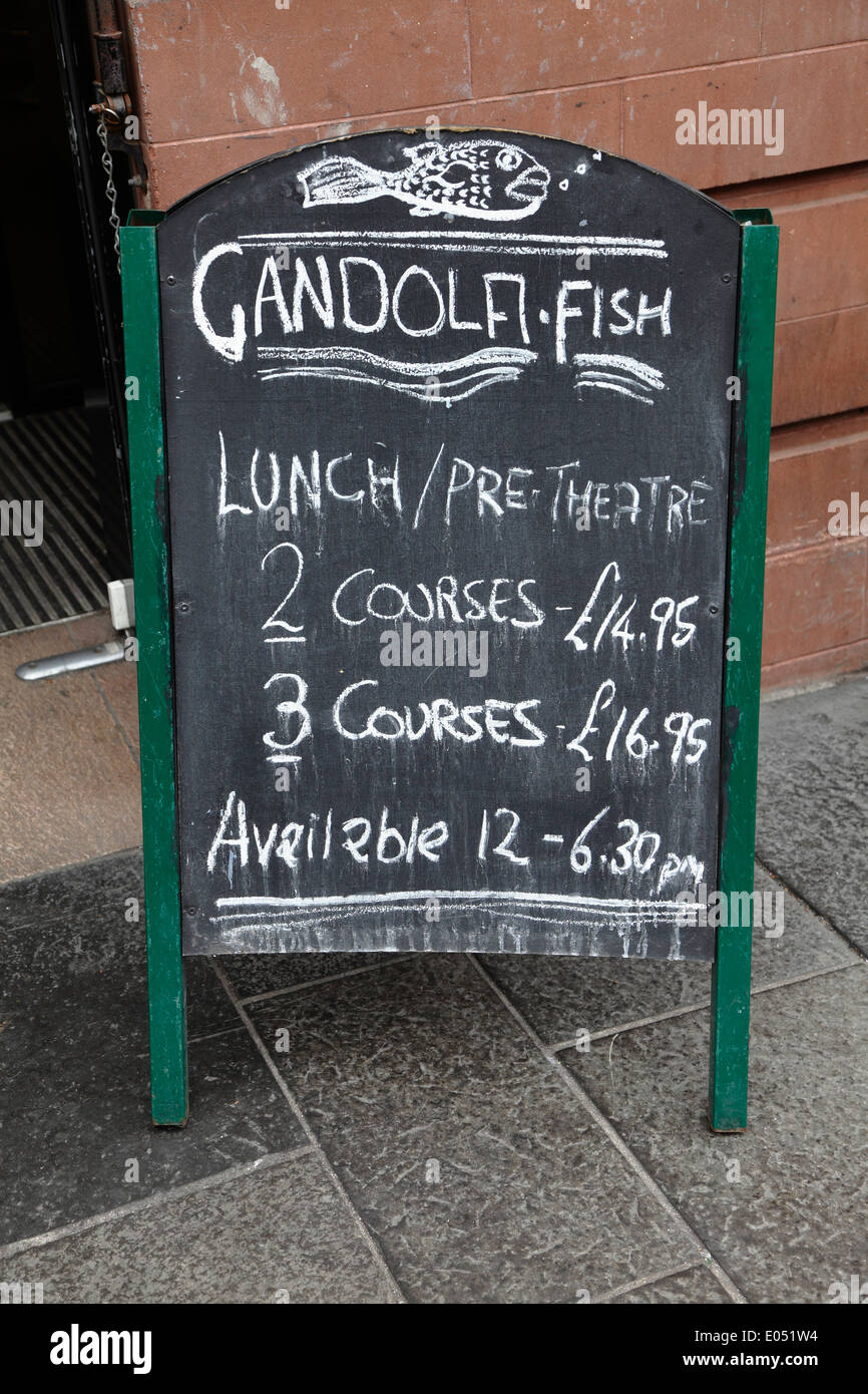 Gandolfi Fish Glasgow, Merchant City, ristorante menu board pubblicità pranzo e pasti pre-teatro su Albion Street, Scozia, Regno Unito Foto Stock
