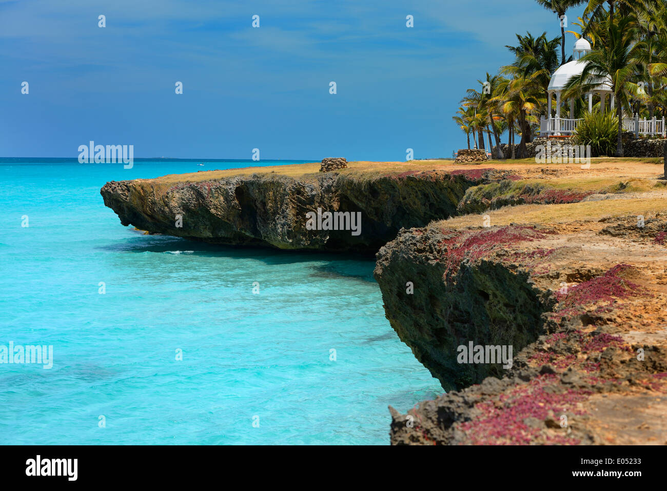 Roccia lavica shore con foro di sfiato pozzetti palme e gazebo a Varadero cuba resort con oceano turchese Foto Stock