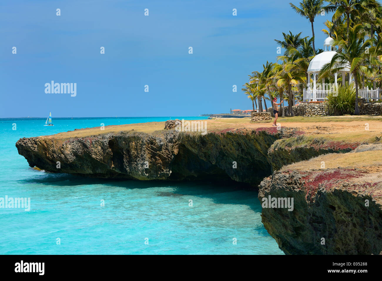 Selfie turistico a pietra lavica shore con foro di sfiato pozzetti palme e gazebo a Varadero Matanzas Cuba resort acque turchesi dell'oceano Atlantico Foto Stock