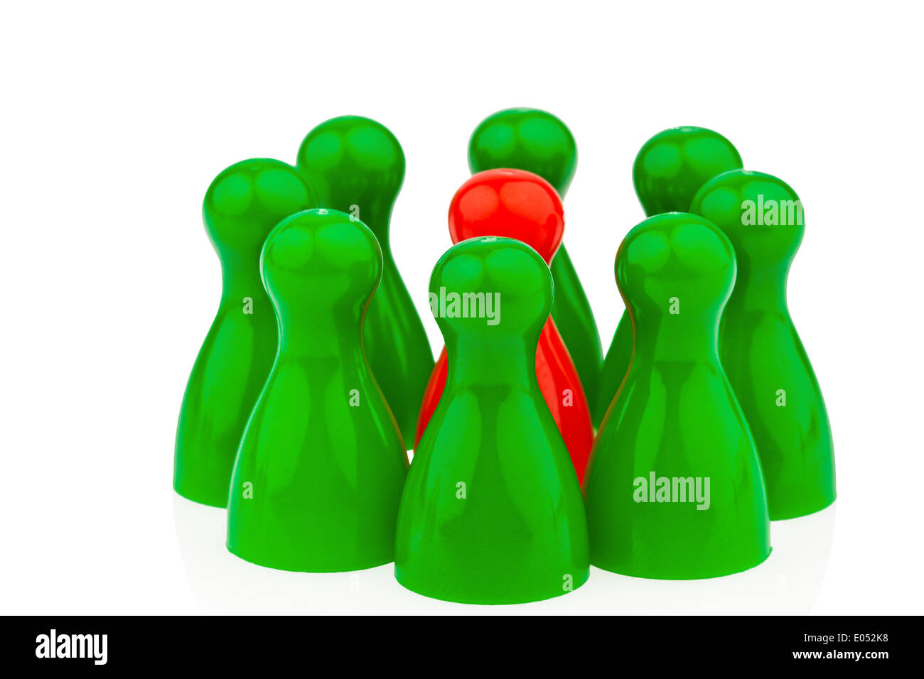 Il rosso e il verde riprodurre figure. Le molestie, la solitudine e outsider nel team., Rote und gruene Spielfiguren. Mobbing, Einsamkeit Foto Stock