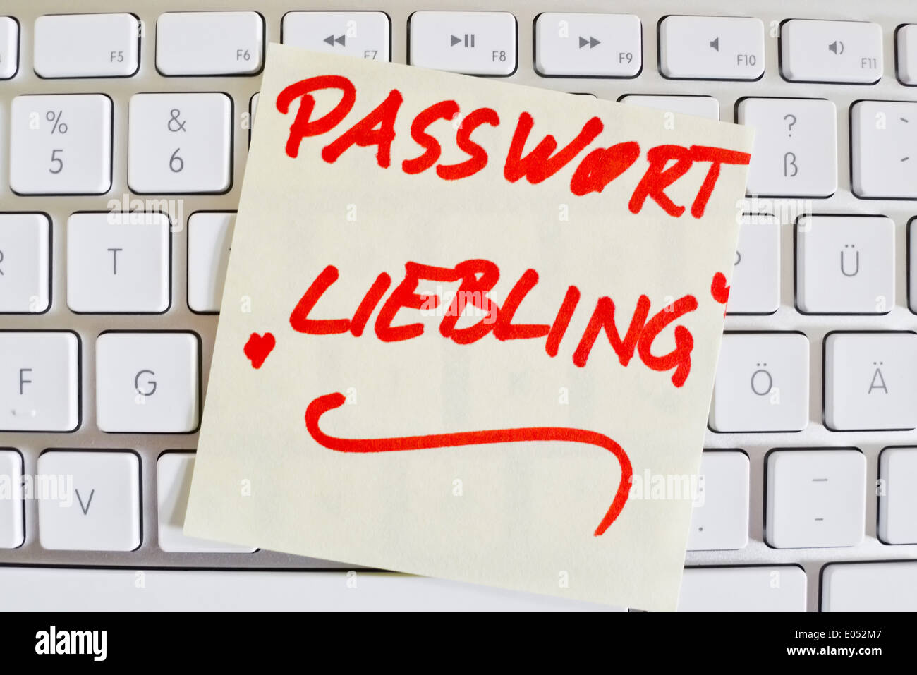 Una nota lo slittamento della carta si trova sulla tastiera di un computer in memoria: Password darling, Ein Notizzettel liegt auf der Tastatur eine Foto Stock