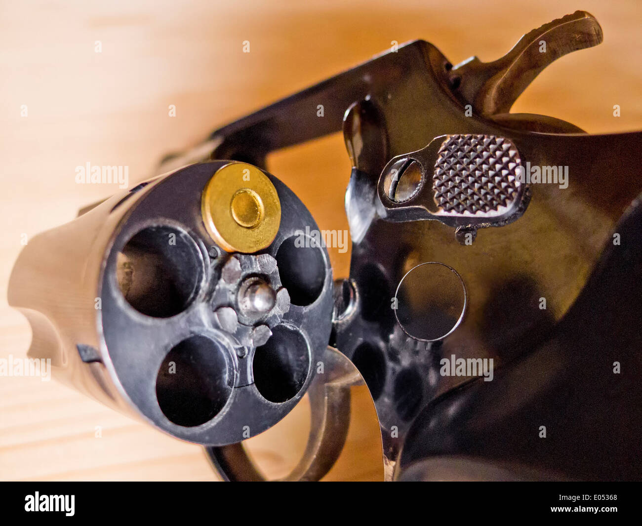 Un revolver con una singola cartuccia. Foto simbolico per la roulette russa Foto Stock