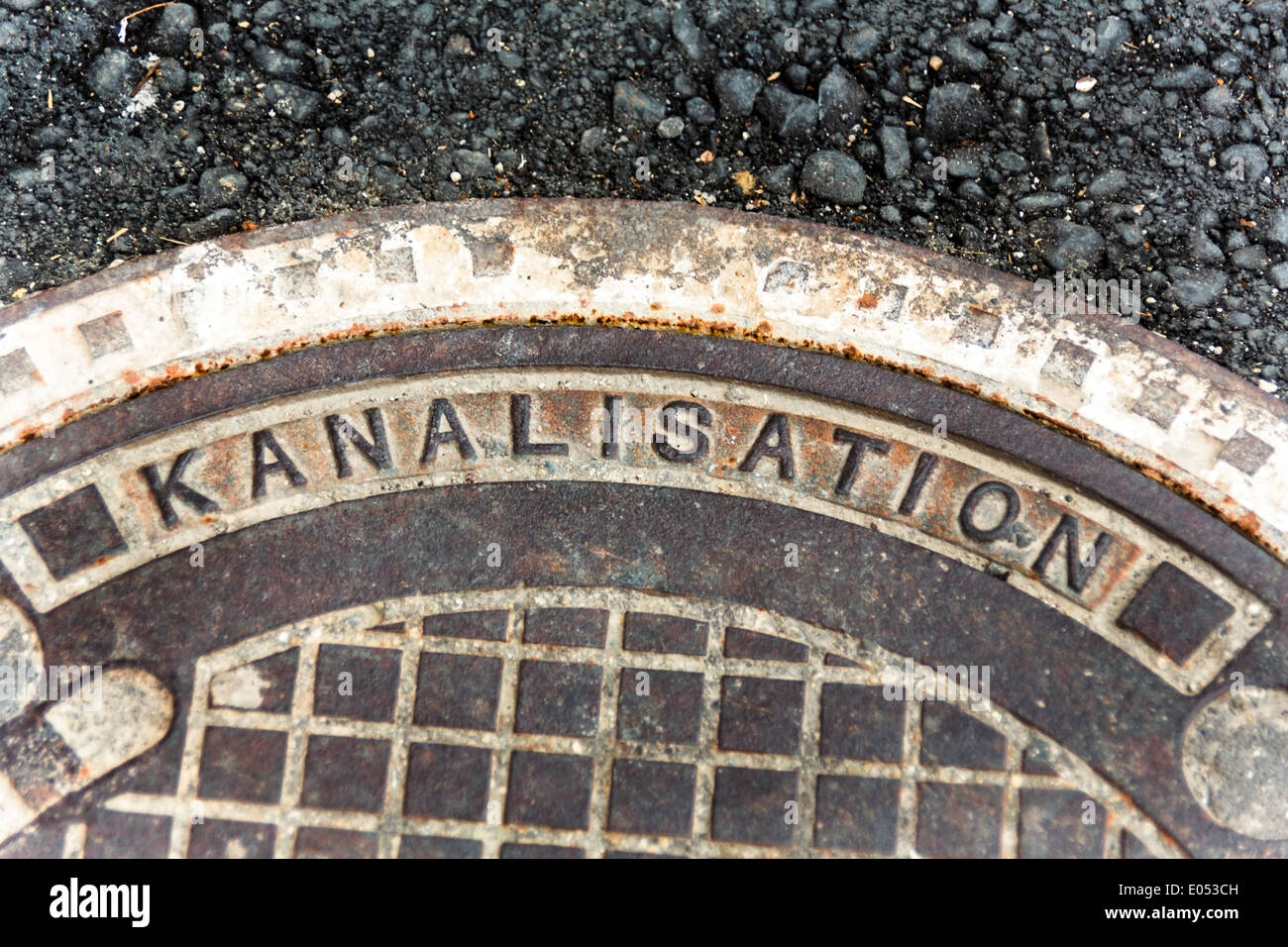 Coperchio per la canalizzazione, foto simbolica per lo smaltimento delle acque reflue e acqua economia, Deckel zur Kanalisation, Symbolfoto fuer Abwasser Foto Stock