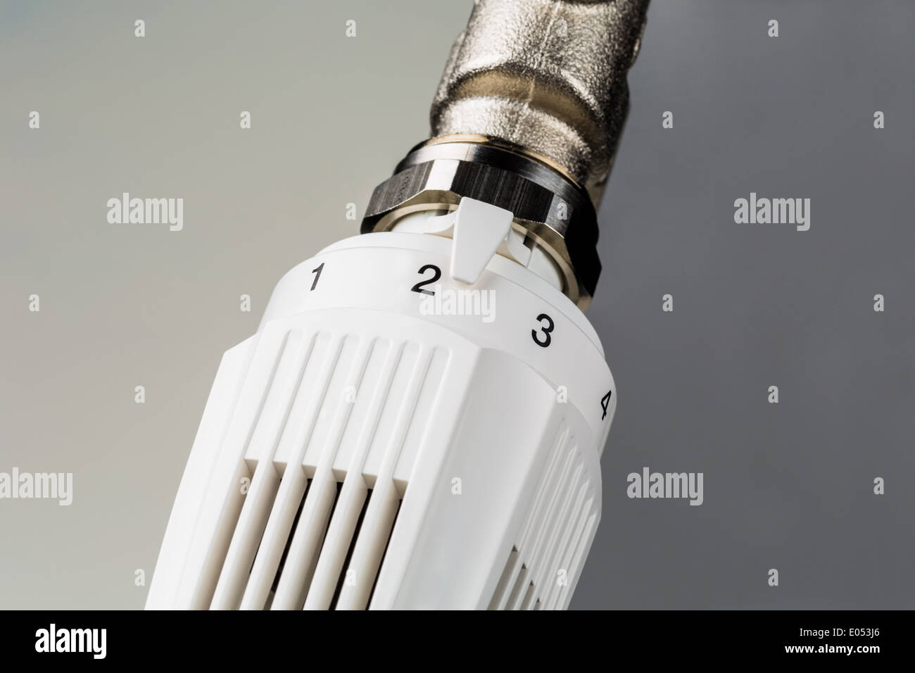 Il termostato di un riscaldatore è attivato un po'. Bassa temperatura ambiente consente di risparmiare sui costi di riscaldamento Foto Stock