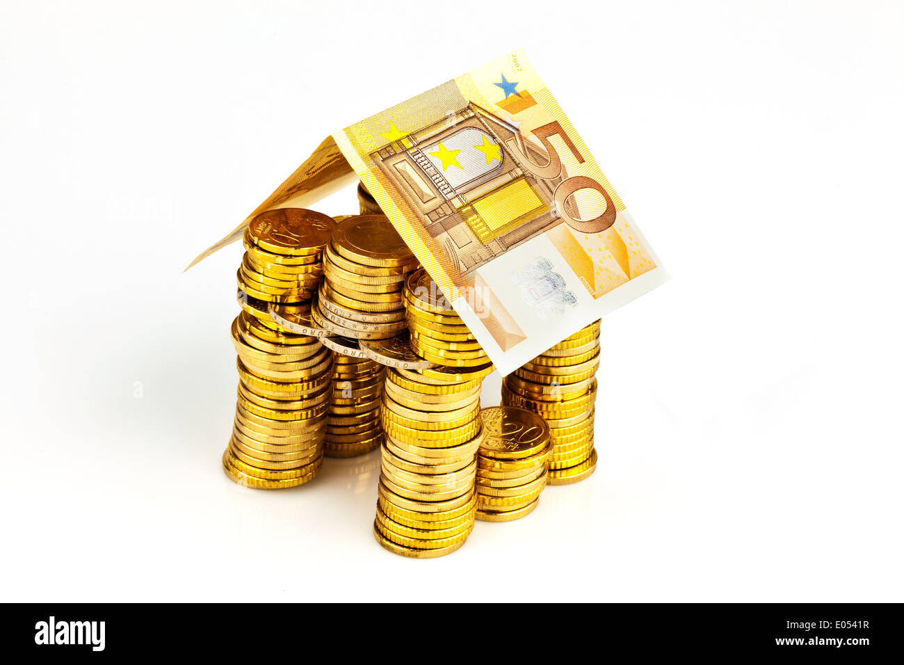 Un live dal denaro delle monete e delle banconote. Foto simbolico per la costruzione di una casa e il risparmio di costruzione, Ein haus aus Geld Muen Foto Stock