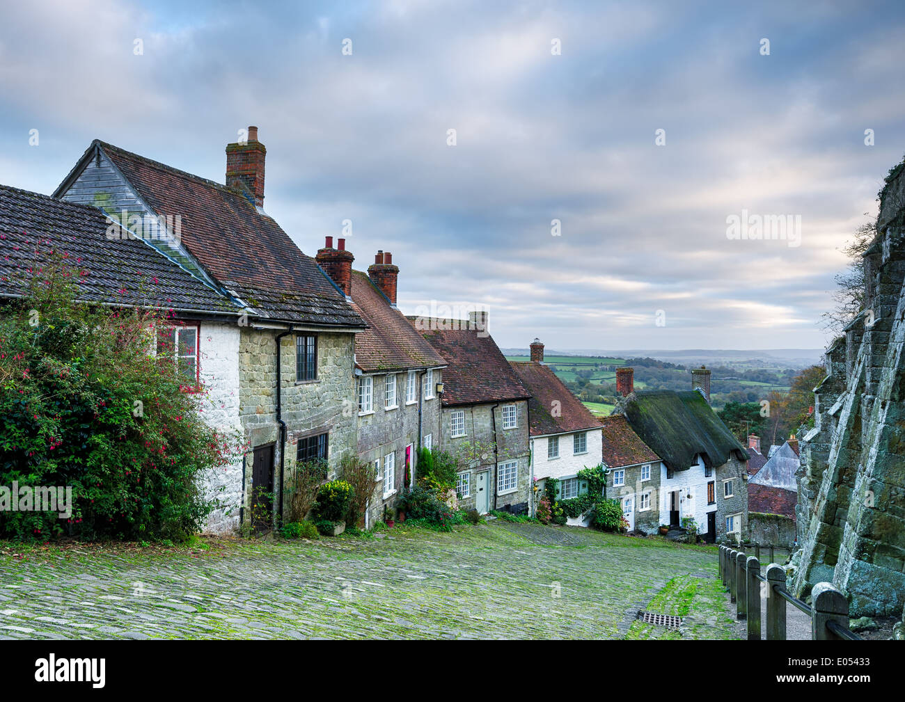 Fila di pittoreschi cottage inglese a Gold Hill in Shaftesbury nel Dorset. Foto Stock