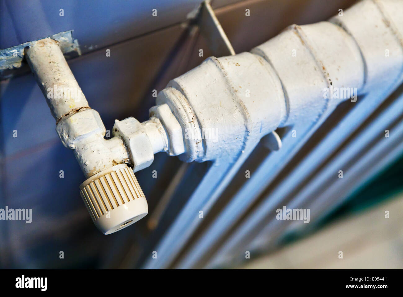 Un vecchio riscaldatore per il riscaldamento di un piatto. Per il risparmio di energia, Ein alter Heizkoerper zur Beheizung einer Wohnung. Energie sparen Foto Stock