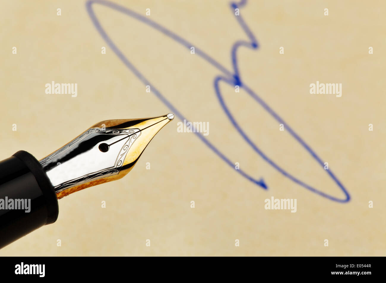 Firma firma firma firma firma un contratto di assicurazione i contratti di acquisto di fine fattura di vendita leasing leasing contratto di prestito prestito c Foto Stock