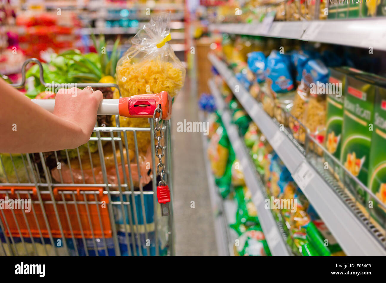 Una donna con l'acquisto di prodotti alimentari in un supermercato. La vita quotidiana di una casalinga, Eine Frau beim Einkauf von Lebensmittel in ein Foto Stock