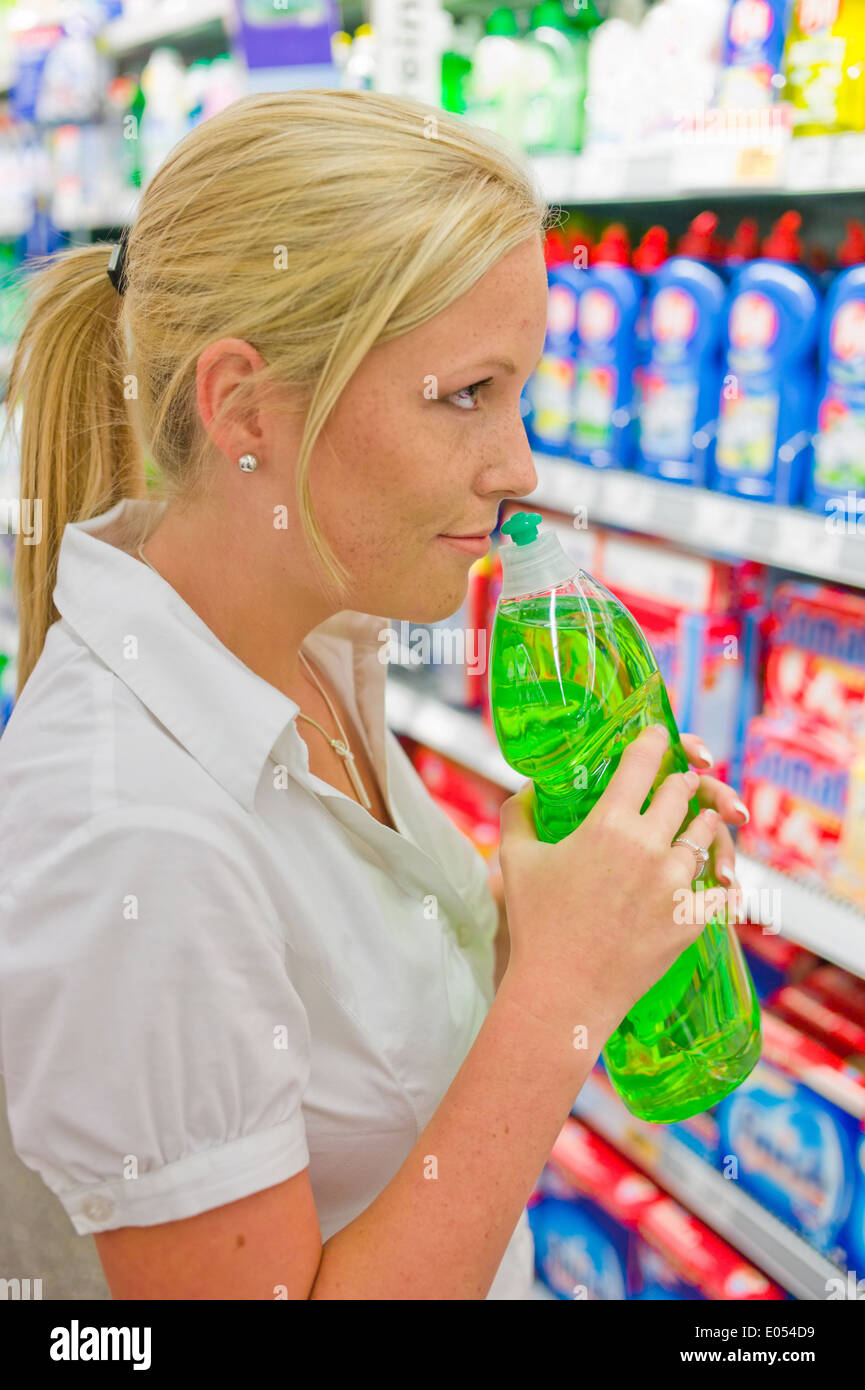 Una donna acquista materiale di pulizia in un supermercato. Accantonare con agenti di pulizia., Eine Frau kauft Putzmittel in einem Supermarkt. R Foto Stock