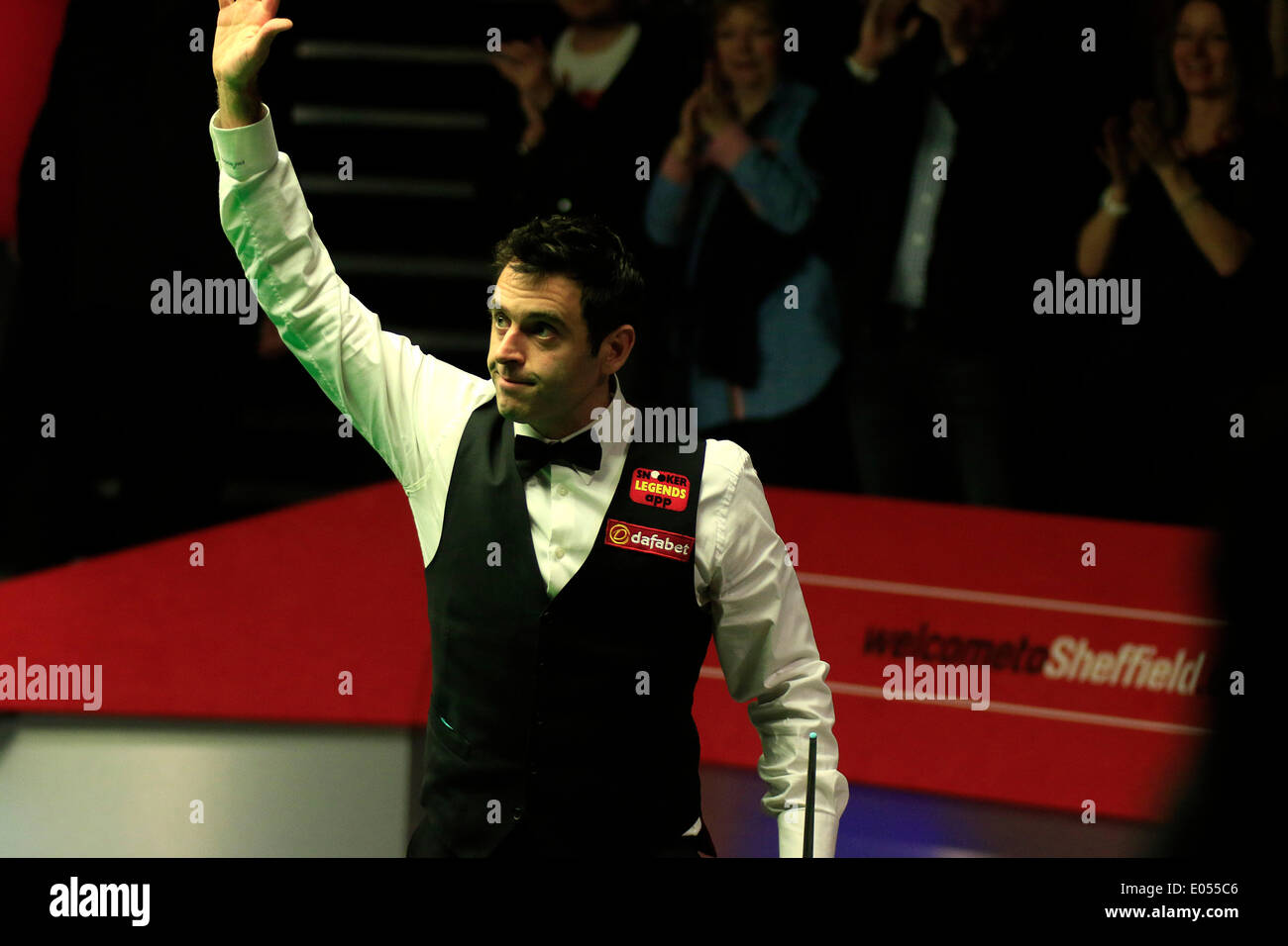 02.05.2014 - Ronnie O'Sullivan raggiunge il campionato del mondo di snooker finale con un 17-7 conquistare Barry Hawkins, al Crucible Theatre, Sheffield, Yorkshire, Inghilterra. Crucible Theatre, Sheffield, Yorkshire, Inghilterra. Foto Stock